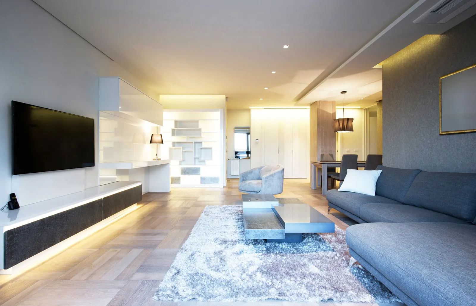 Éclairage architectural dans un salon résidentiel